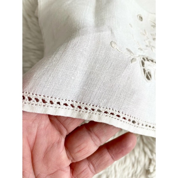 Vintage embroidered linen table runner - Picture 3 of 8